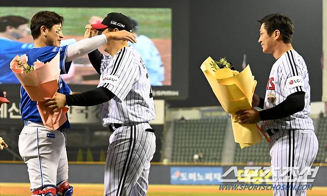 28일 잠실야구장에서 열린 삼성과 LG의 경기, 클리닝 타임때 진행된 삼성 강민호의 KBO리그 역대 최다 경기 출장 신기록인 2238번째 경기를 축하하는 행사가 진행됐다. 김현수, 오지환의 축하를 받는 강민호의 모습. 잠실=허상욱 기자wook@sportschosun.com/2024.03.28/