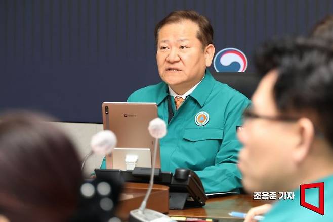 정부가 제시한 전공의 복귀 시한 마지막날인 29일 이상민 행정안전부 장관이 서울 종로구 정부서울청사에서 열린 중앙재난안전대책본부 회의에 참석해 모두발언을 하고 있다. 사진=조용준 기자 jun21@