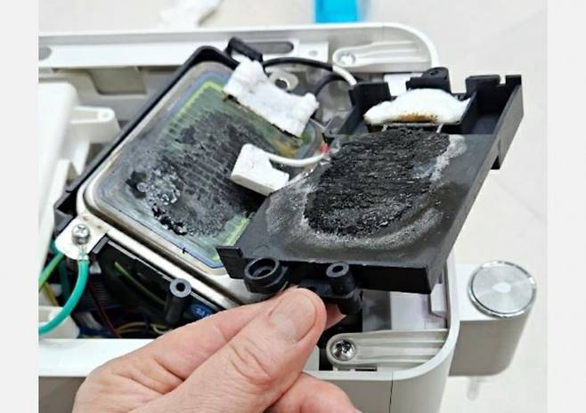 정수기의 온수를 순간적으로 데워주는 부품에 누전이 생겨 불이 난 것으로 확인됐다. [이미지출처=연합뉴스]