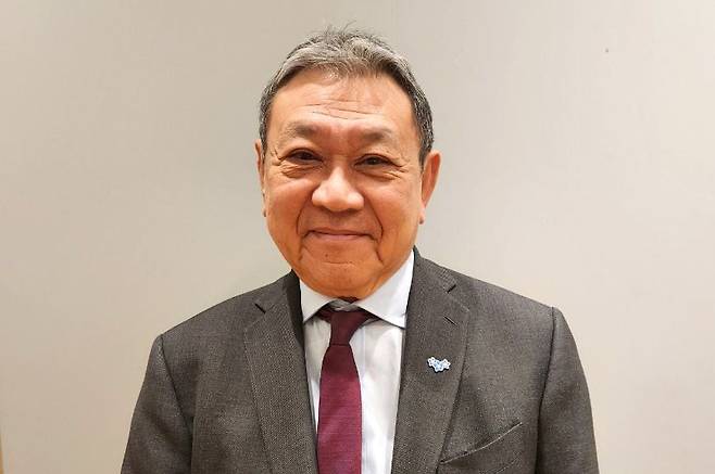 영국 의회의 북한 관련 초당파 의원 모임(APPG NK)의 공동 부의장 소니 레옹 상원의원이 26일 런던 의회에서 납북자·억류자·국군포로를 잊지 말자는 뜻의 물망초 배지를 착용하고 있다. /연합뉴스