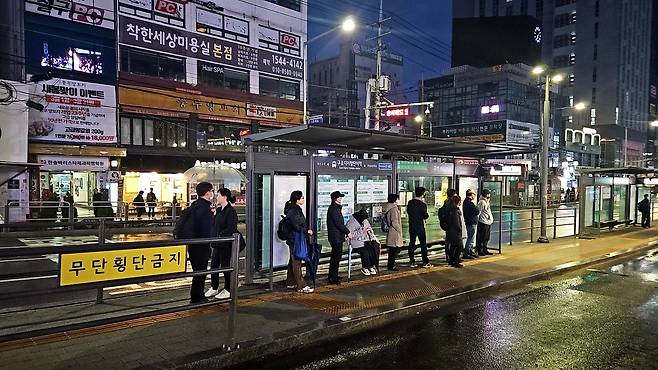 28일 오전 서울 구로디지털단지 인근 버스정류장에서 시민들이 버스를 기다리고 있다. /김도연 기자