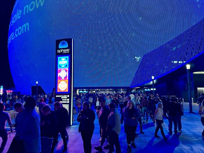 라스베이거스의 초대형 공연장 ‘스피어(Sphere)’. 외계로부터 방금 착륙한 것 같은 형태, 압도적인 스케일로 개관부터 도시의 명물이 되었다.