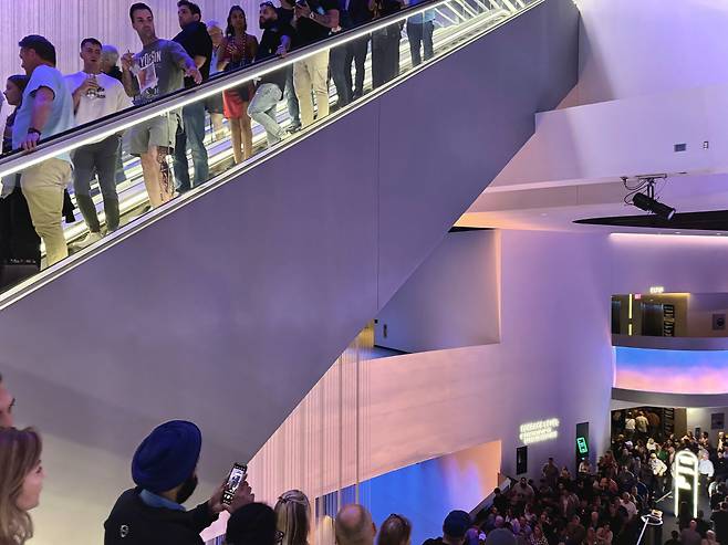 . 하나의 동선에 따라 긴 에스컬레이터를 세 번에 나누어 타서 이동시간도 길고 혼잡하다. 많은 관객들이 비슷한 시간에 입장하고 동시에 퇴장하는 대형공연장이나 스포츠경기장의 특성을 반영하지 못했다.