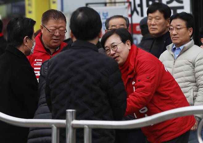 28일 오전 부산 북구 덕천역 인근에서 국민의힘 서병수 후보가 출근길 시민들에게 인사를 하고 있다. /뉴스1