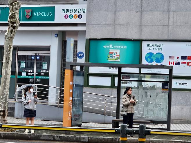 28일 서울 시내버스 노조 파업으로 택시를 기다리는 승객들. /조연우 기자