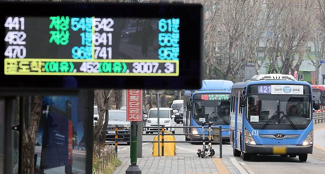 28일 오후 서울 서초구 양재역 인근 버스중앙차로로 들어오는 서울 시내버스. /뉴스1