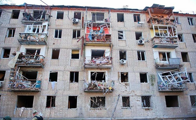 27일(현지시간) 러시아군이 공습한 우크라이나 하르키우의 한 건물. ⓒAP/연합뉴스