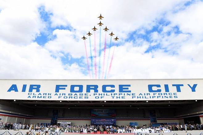 한국과 필리핀 수교 75주년을 맞아 공군 특수비행팀 블랙이글스가 3일(현지 시간) 필리핀 클라크 
공군기지에서 열린 에어쇼에서 화려한 기동을 선보이고 있다. 블랙이글스의 T-50B와 2015년 필리핀에 수출된 FA-50은 모두 
국산 초음속 고등훈련기인 T-50을 기반으로 제작됐다. FA-50은 폴란드(2022년), 말레이시아(2023년)와도 수출 계약에 
성공하면서 K방산의 훈풍을 이어가고 있다. 공군 제공