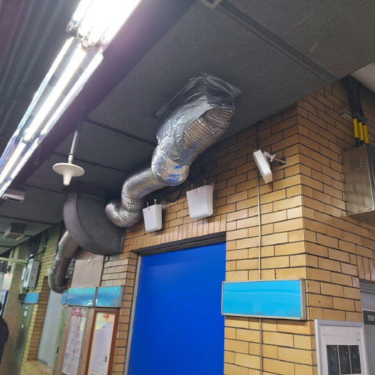 서울 지하철 1호선 서울역 내에 설치된 환기구. 보수 공사가 제대로 이뤄지지 않고 테이프로 감겨져 있는 모습.<박상길 기자>