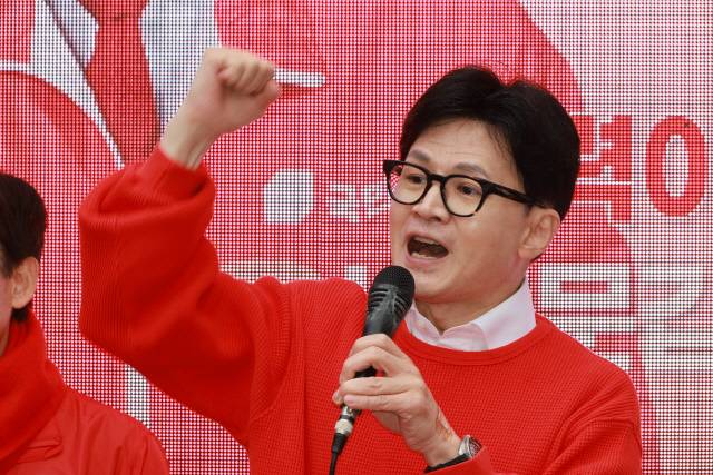 한동훈 국민의힘 비상대책위원장 겸 총괄 선거대책위원장이 28일 서울 신촌 유플렉스 인근에서 지지를 호소하고 있다. 연합뉴스