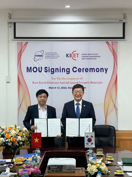 정연길 한국세라믹기술원장(오른쪽)이 팜 꽝민 베트남 방사성희유원소연구소 디렉터와 업무협약을 맺었다.