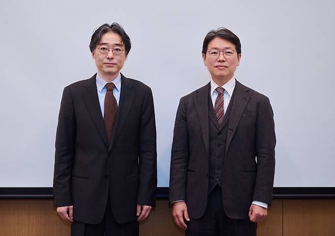 임종윤(왼쪽)·임종훈 한미약품 사장이 21일 서울 영등포구 FKI타워에서 열린 기자간담회에서 기념촬영을 하고 있다.