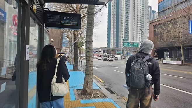 버스 파업 첫날인 28일 오전 9시30분께 서울 마포구 합정역 인근의 버스정류장에서 시민들이 잠시 멈춰 혹시라도 버스가 오지 않을지 기다리고 있다. /사진=노유정 기자