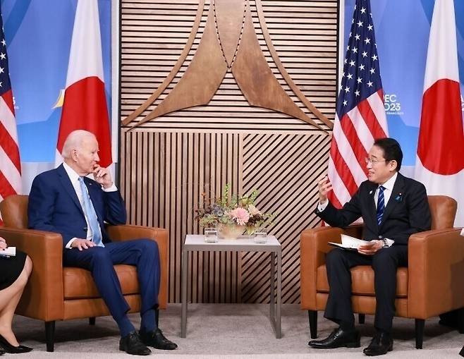 조 바이든 미국 대통령과 기시다 후미오 일본 총리가 지난해 11월 미국 샌프란시스코에서 개최된 아시아태평양경제협력체(APEC) 정상회의를 계기로 만나 회담을 하고 있다. 총리 관저 누리집