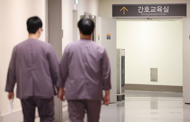 27일 오전 서울 시내 한 대형병원에서 의료진이 간호교육실로 이동하고 있는 모습. 연합뉴스