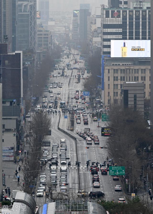 서울 시내버스 노조가 총파업에 돌입한 28일 오전 종로 일대의 버스 전용도로가 한산하다. 서재훈 기자