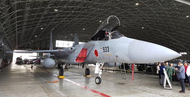 일본 항공 자위대 전투기 F-15J가 2017년 12월 1일 오키나와 항공 자위대 기지 격납고에 있다. 나하=연합뉴스