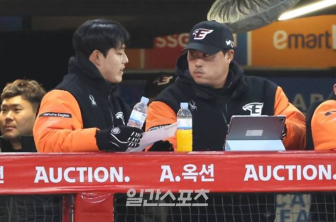 2024 프로야구 SSG랜더스와 한화이글스의 경기가 27일 오후 인천SSG랜더스필드에서 열렸다. 2회 류현진이 선발 등판을 앞둔 문동주와 기록을 보며 얘기를 나누고 있다. 인천=김민규 기자 mgkim1@edaily.co.kr