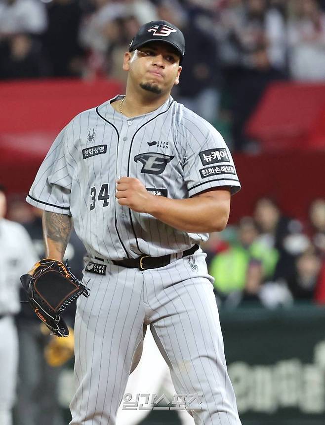 2024 프로야구 SSG랜더스와 한화이글스의 경기가 27일 오후 인천SSG랜더스필드에서 열렸다. 6회말 1사 1,2루 산체스가 한유섬을 삼진으로 잡아낸 후 주먹을 불끈 쥐고 있다. 인천=김민규 기자 mgkim1@edaily.co.kr