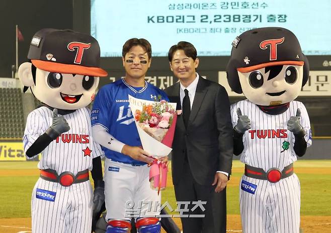 2024 프로야구 LG트윈스와 삼성라이온즈의 경기가 28일 오후 서울 잠실야구장에서 열렸다. 5회말 클리닝타임에 진행된 삼성 강민호의 KBO리그 역대 최다출장 신기록인 2238경기 출장 축하행사에서 종전 기록보유자인 박용택 해설위원이 축하꽃다발을 전해주고 함께 포즈를 취하고 있다. 잠실=김민규 기자 mgkim1@edaily.co.kr /2024.03.28/