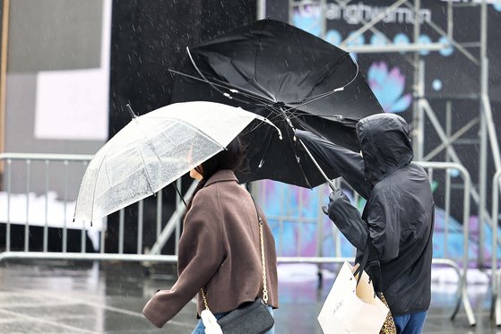 지난해12월 강풍이 부는 서울 종로구 광화문 인근에서 한 시민의 우산이 강한 바람에 뒤집히는 모습. 김종호 기자
