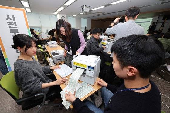 지난 19일 인천 미추홀구 인천시선거관리위원회에서 열린 제22대 국회의원선거 사전투표 장비담당사무원 교육 현장. 연합뉴스