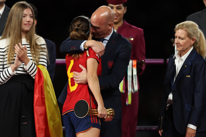 루이스 루비알레스 전 스페인축구협회 회장이 지난해 호주 뉴질랜드 여자 월드컵에서 우승한 직후 스페인 선수를 안고 입맞춤하고 있다. 게티이미지
