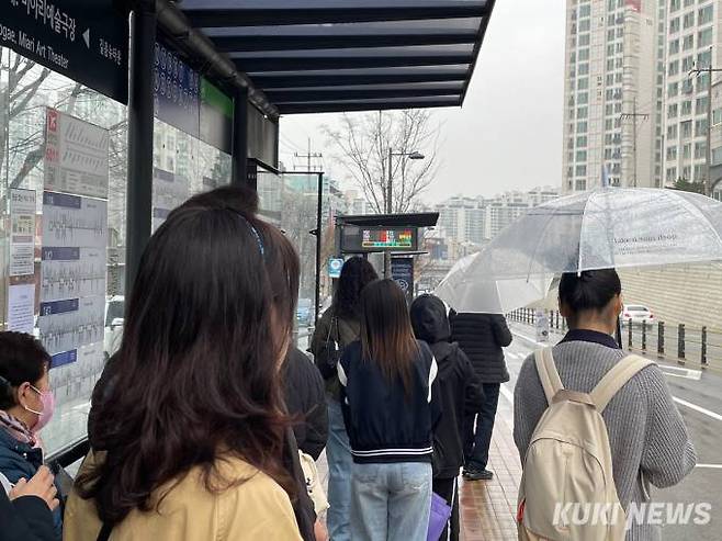 서울시내버스노조가 파업에 돌입한 28일 서울 성북구의 한 버스정류장에 시민들이 버스를 기다리고 있다. 사진=유민지 기자