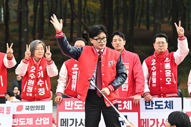 한동훈 국민의힘 비상대책위원장이 27일 경기도 수원시 권선구 올림픽공원에서 지역 후보들과 함께 시민들에게 인사하며 지지를 호소하고 있다. 뉴시스