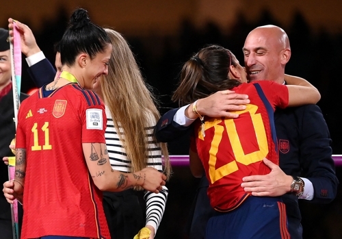 에르모소에게 키스하던 스페인축구협회 전 회장 루비알레스(맨 오른쪽). [AFP = 연합뉴스]
