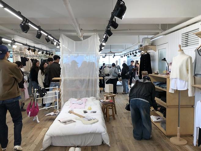 서울 한남동 글로니 쇼룸에서 국내외 고객들이 쇼핑하고 있는 모습. <글로니>