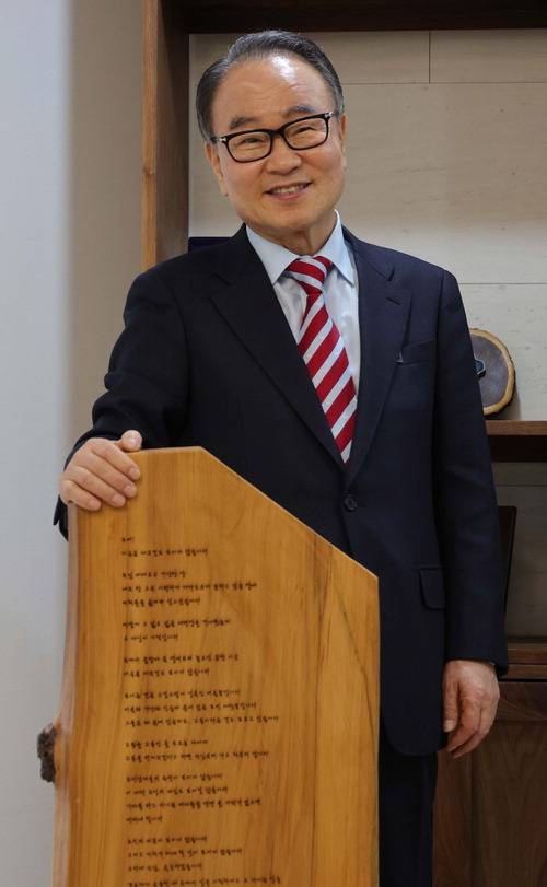 류영모 한소망교회 목사가 130년 전 언더우드 선교사가 가져온 목판 위에 새겨진 기도문에 손을 얹고 있다.  한주형 기자