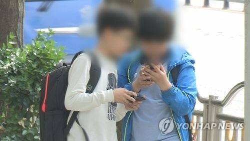 스마트폰을 보고 있는 초등학생들 [사진 = 연합뉴스]