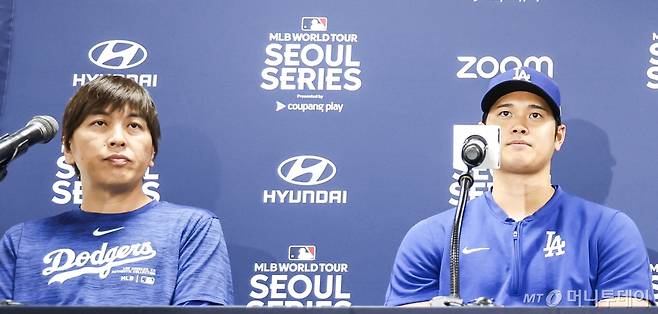 미국 메이저리그(MLB) LA 다저스 소속 야구선수 오타니 쇼헤이(오른쪽)와 그의 통역사 미즈하라 잇페이. 미즈하라 잇페이는 불법 도박과 횡령 혐의를 받고 있다. /2024.03.21. /뉴시스