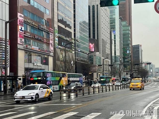 28일 오전 8시 서울 강남역 인근. 경기에서 출발하는 버스만 오가고 있다. /사진=김지성 기자