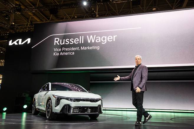 기아가 뉴욕 오토쇼에서 K4를 공개하고 있다./사진제공=기아