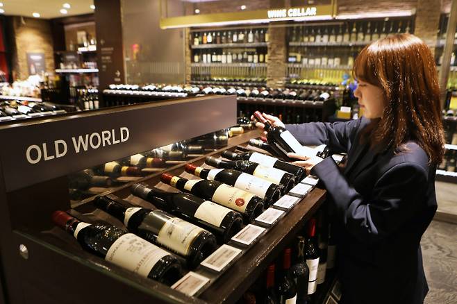 롯데백화점이 총 5000여 종의 와인부터 데낄라까지 최대 80% 할인해 선보이는 '와인 앤 스피리츠 위크'를 진행한다. /사진=롯데백화점