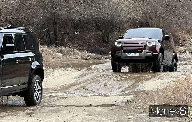 오프로드 코스 주행하는 올 뉴 디펜더 130 P400 X Dynamic HSE/사진=장동규 기자