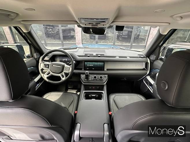 올 뉴 디펜더 130 P400 내부 모습/사진=장동규 기자