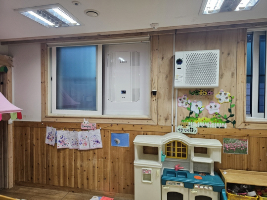서울 금천구 관내 어린이집에 ‘창문부착형 환기시스템’이 설치돼 있다. 금천구청 제공