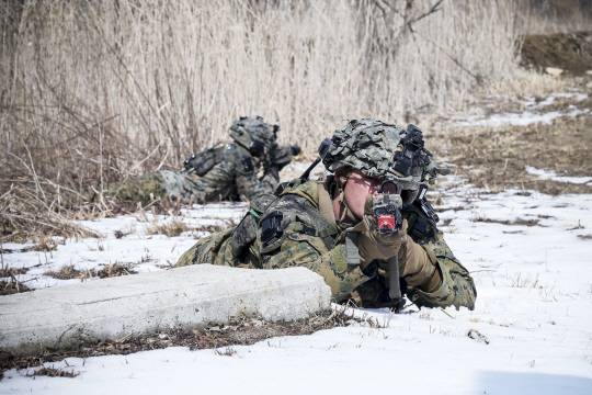 강원도 인제 육군과학화전투훈련단(KCTC) 훈련에 처음 참가한 미국 해병대 장병이 적지로 침투해 수색 및 정찰을 실시하고 있다. 육군 제공