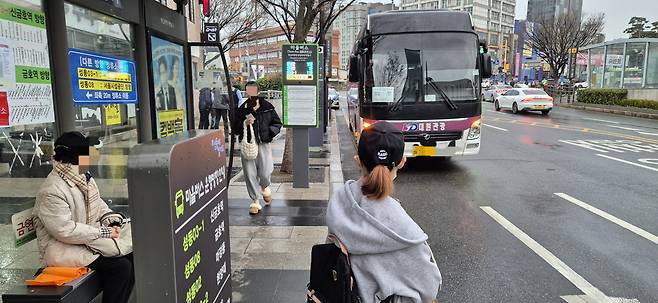 28일 오전 왕십리광장 버스정류장 앞에서 버스를 기다리고 있는 시민들 [김용재 기자]