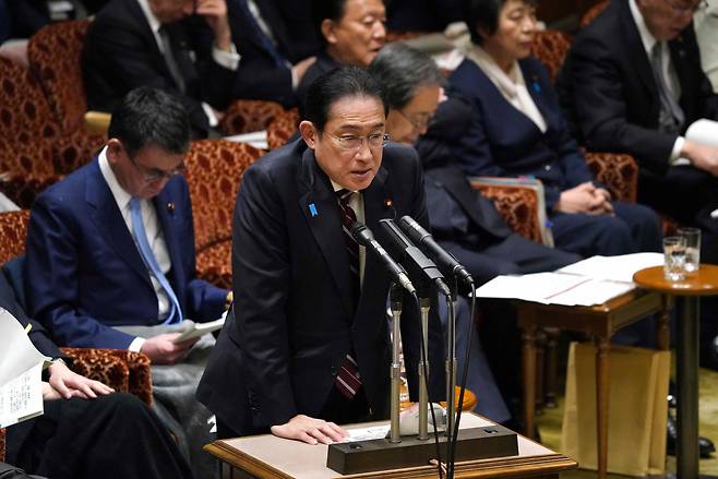 기시다 후미오 일본 총리가 28일 도쿄 참의원 예산위원회에 출석해 의원 질의에 답변하고 있다. [연합]