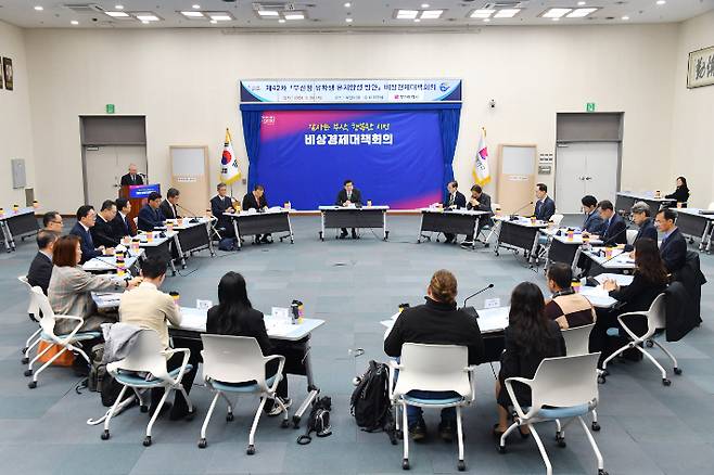 부산시가 28일 제42차 비상경제대책회의를 열고 '부산형 유학생 유치양성 방안'을 논의했다. 부산시 제공