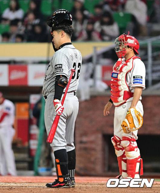 [OSEN=인천, 최규한 기자] 28일 오후 인천 SSG랜더스필드에서 ‘2024 신한 SOL Bank KBO리그’ SSG 랜더스와 한화 이글스의 경기가 열렸다.7회초 1사 1, 3루 상황 한화 이재원이 대타로 타석에 들어서고 있다. 2024.03.28 / dreamer@osen.co.kr