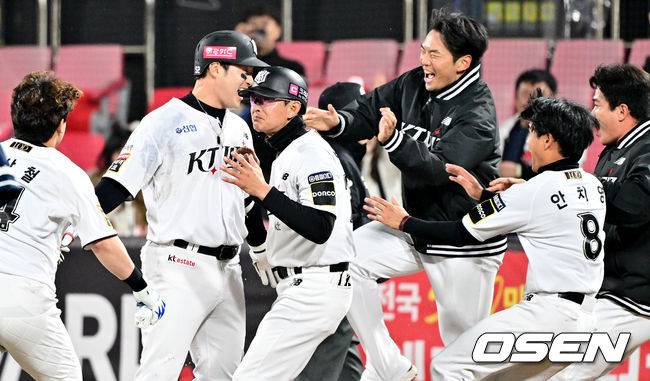 [OSEN=수원, 조은정 기자]프로야구 KT 위즈가 천신만고 끝 시즌 첫 승을 맛봤다. 가장 중요한 순간 4번타자 박병호가 부진을 씻어내는 역전타로 KT에 첫 승을 안겼다.KT 위즈는 28일 수원KT위즈파크에서 열린 2024 신한 SOL뱅크 KBO리그 두산 베어스와의 시즌 3차전에서 극적인 8-7 역전 끝내기 승리를 거뒀다.9회말 1사 만루 KT 박병호가 끝내기 2타점 적시타를 날린 뒤 축하를 받고 있다. 2024.03.28 /