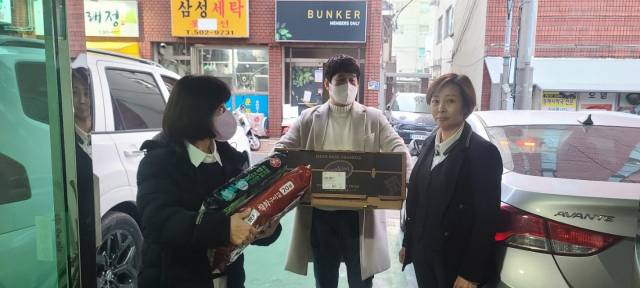 ▲ 연말 동료 대리운전기사들에게 전달할 물품을 들고 있는 카부기공제회 회원들. ⓒ카부기공제회