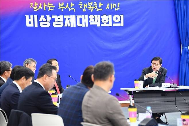 박형준 부산시장이 28일 시청 대회의실에서 열린 제42차 비상경제대책회의에서 ‘부산형 유학생 유치방안’을 발표하고 있다. 부산시 제공