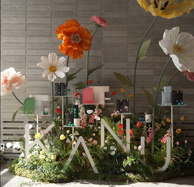 ‘만연한 꽃들이 가득한 봄의 정원’ 콘셉트로 새로 단장한 서울 용산구 맥심플랜트 1층 포토존. 동서식품 제공