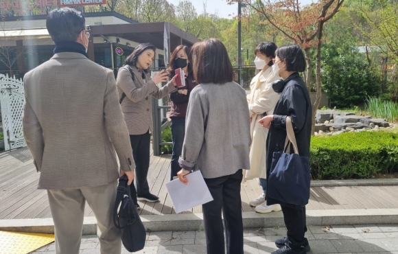 지역주민들과 함께 지역 불편사항을 점검하는 박춘선 서울시의원